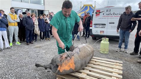 Grabado de la matanza del cerdo en España