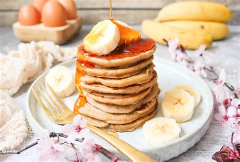 Tortitas de avena y plátano apiladas con frutas