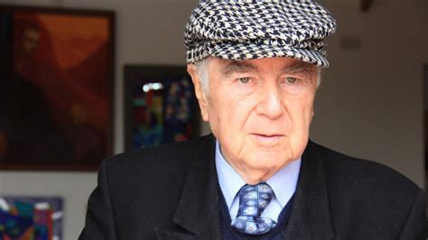 Foto antigua del escritor chileno Enrique Lafourcade en los años 70.