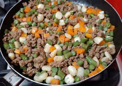 Primer plano de una sartén con carne molida y verduras cocinándose para el relleno de empanadas