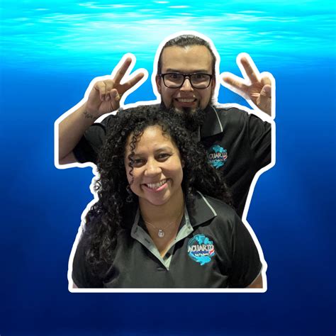 Foto de sustancia gelatinosa blanca en tronco de acuario