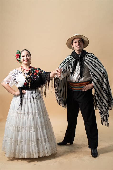 Pareja de bailarines de la danza La Palomita de Paraguay en traje típico, realizando pasos de cortejo