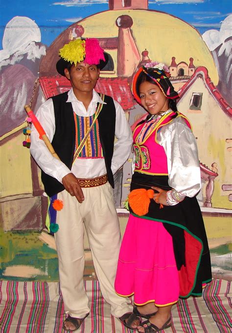 Bailarines de La Palomita de Moquegua con monteras y vestimenta tradicional andina