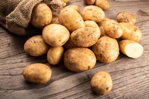 Patatas nuevas de diferentes tamaños listas para hornear
