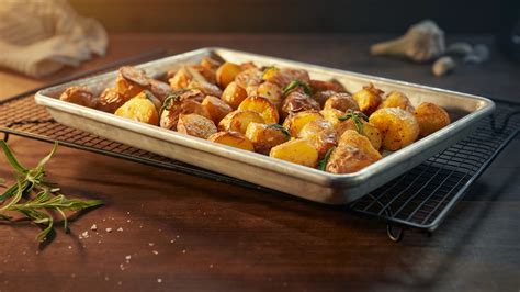 Patatas nuevas doradas y crujientes en una bandeja de horno