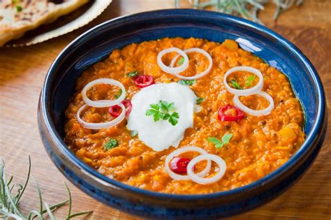 Plato de dhal de lentejas rojas tradicional de la India