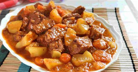 Olla con estofado de carne cociéndose a fuego lento