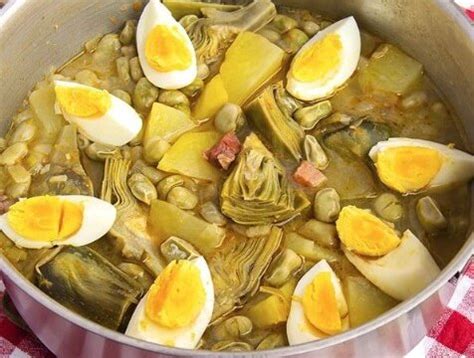 Alcachofas limpias y cortadas antes de añadir al estofado