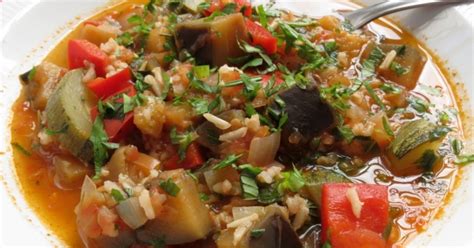 Plato de guiso de berenjenas casero con hierbas