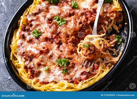 Espagueti al horno gratinado con queso y salsa de carne