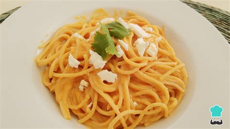 Mesa con ingredientes frescos para espagueti al horno, incluyendo pasta, carne, quesos y especias