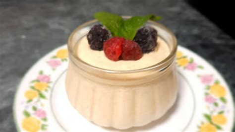 Fotografía de una copa elegante con crema de chirimoya y trozos de chocolate encima