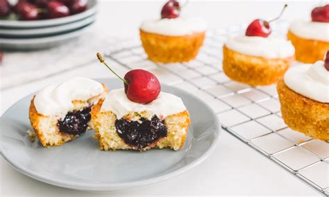 Cupcakes rellenos con crema o mermelada, mostrando el interior