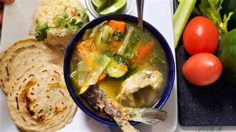 Ingredientes frescos para sopa de pescado: piña, chile, okra, lima