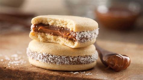 Alfajores recién horneados sobre una rejilla, ligeramente dorados