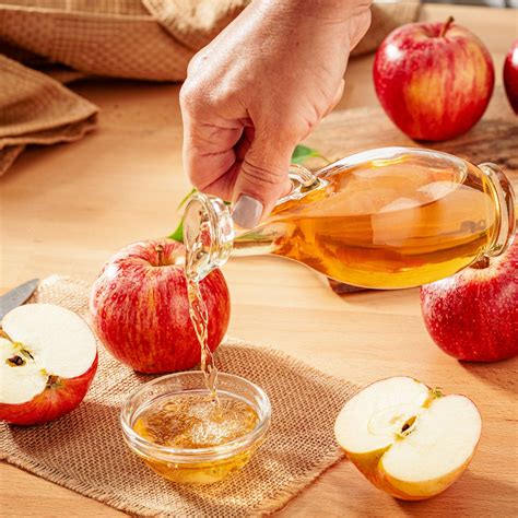 Mesa con ingredientes y utensilios para hacer vinagre de manzana