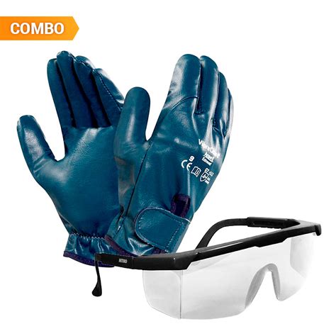 Persona utilizando guantes y gafas de seguridad para manipular hielo seco