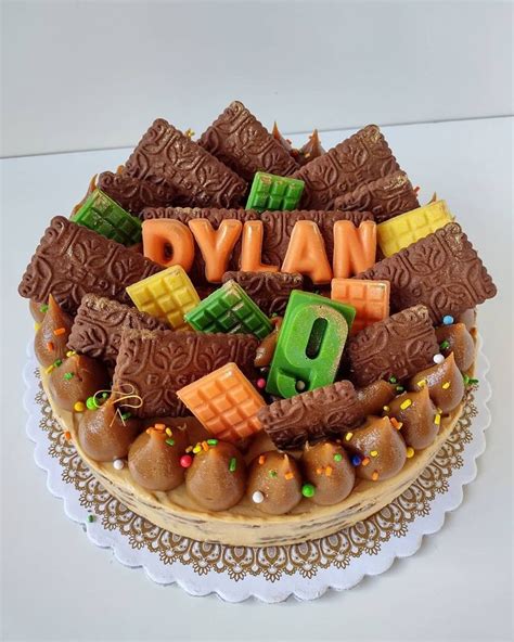 Chocotorta decorada con rosetones