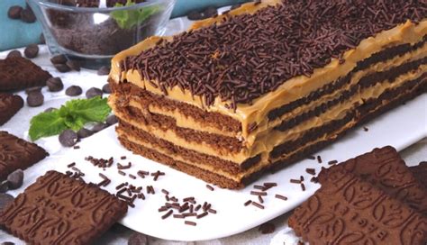 Chocotorta mostrando las capas de galleta y crema
