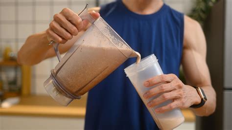 Proteína de suero en polvo en un envase y un batido en un vaso