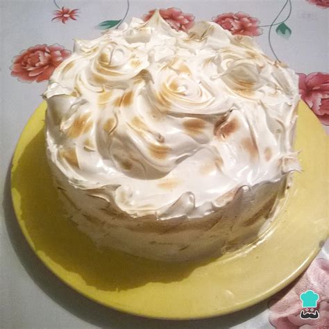 Torta Cinco Leches terminada y decorada con merengue y frutas