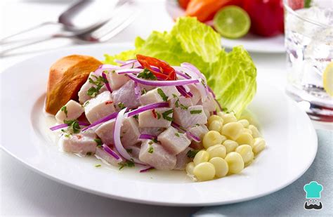 Fotografía de un plato de ceviche peruano fresco y colorido
