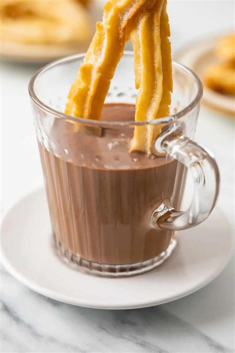 Churros recién hechos con azúcar y canela, acompañados de chocolate caliente