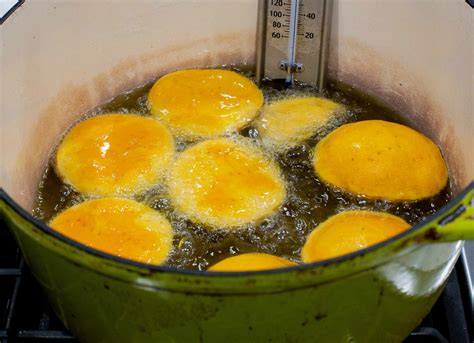 Masa de sopaipillas sin gluten fermentando en un canastillo