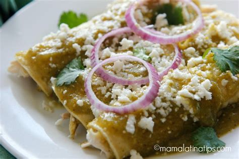 Enchiladas de queso bañadas en salsa verde con guarniciones