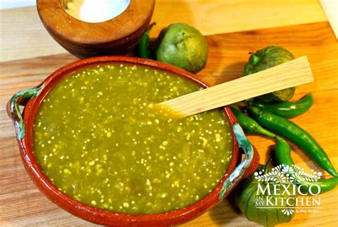 Ingredientes frescos para la salsa verde: tomatillos, chiles, cilantro, ajo y cebolla