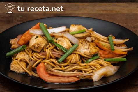 Ingredientes frescos para el tallarín saltado de pollo