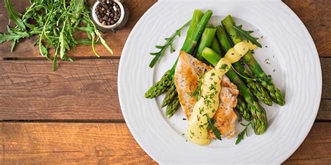 Pechuga de pollo con espárragos al horno, imagen de alta resolución