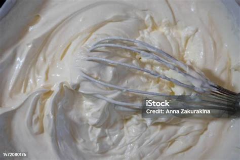 Crema de mascarpone batiéndose en un bol