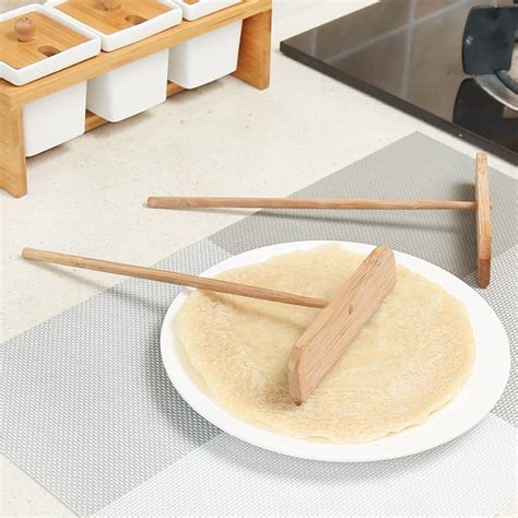 Mesa con utensilios de cocina para hacer panqueques