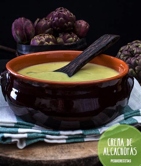 Imagen de un cuenco de crema de alcachofa con hierbas frescas