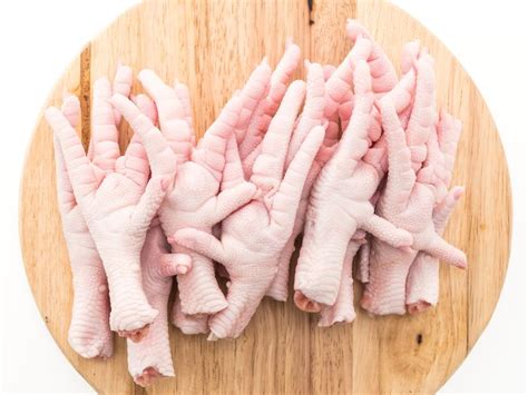 Imagen de patas de pollo limpias y sin uñas listas para cocinar