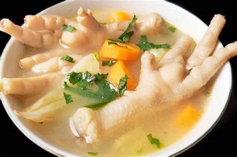 Foto de caldo de patas de pollo con sobre MAGGI listo para servir