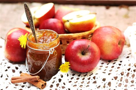 Mermelada casera de manzana, jengibre y canela en tarros