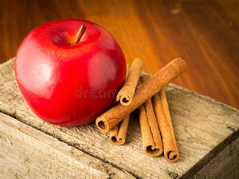 Manzanas, jengibre fresco y canela en rama