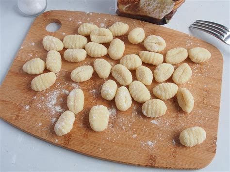 Ñoquis caseros recién formados listos para cocinar