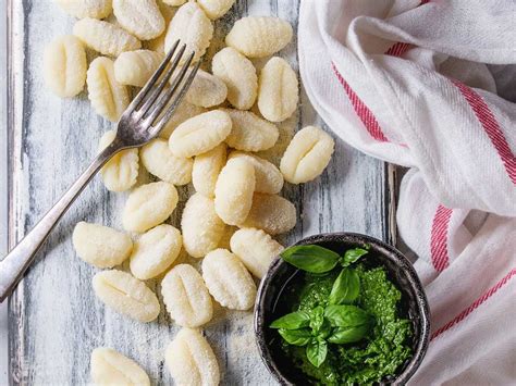 Variedad de ñoquis con diferentes salsas, listos para degustar