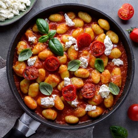 Salsa de tomate casera espesándose en la sartén para ñoquis