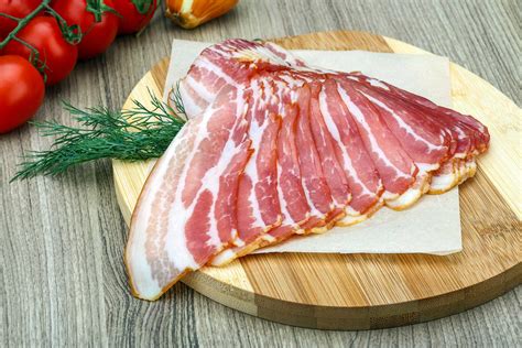 Imagen de panceta curada o bacon con el color rosado característico