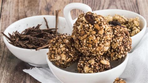 Ilustración variada de postres con granola: trufas, brownies y pastel.