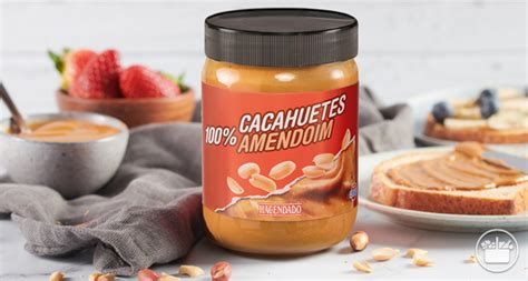 Ingredientes para barritas de granola y crema de cacahuete dispuestos en un tazón.