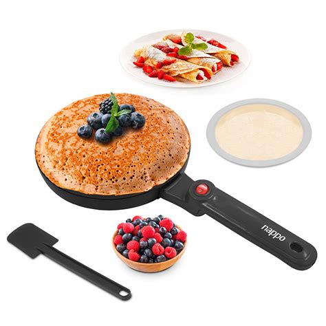 Foto de una panquequera con su cucharón, mostrando la masa