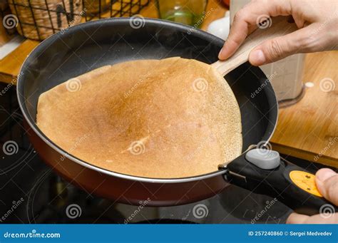 Secuencia de imágenes de cocinando panqueques en una sartén