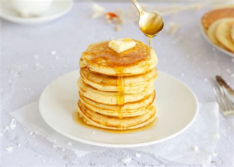 Infografía con diferentes toppings para panqueques (frutas, sirope, nata)