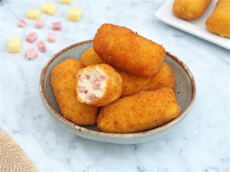 Croquetas de jamón recién rebozadas listas para freír