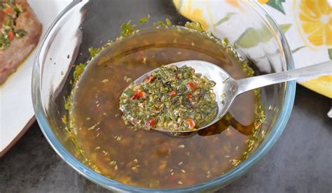 Chimichurri terminado y emulsionado en un bol